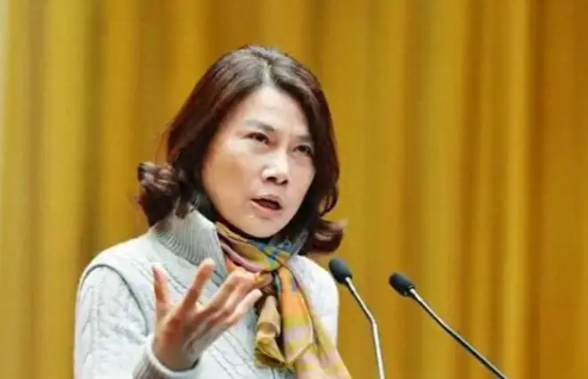 官媒发文!董明珠在欧洲发了笔横财,她让雷军和整个商界沉默了