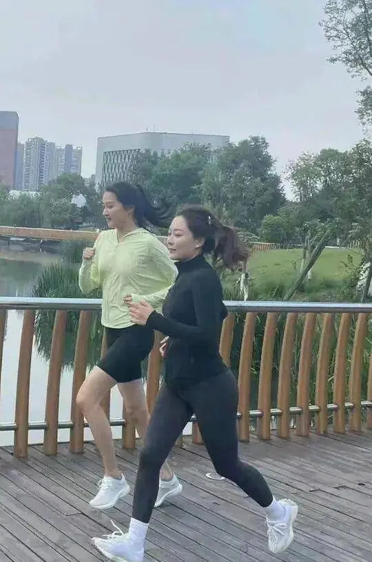 被关晓彤公园晨跑的身材惊艳到了!