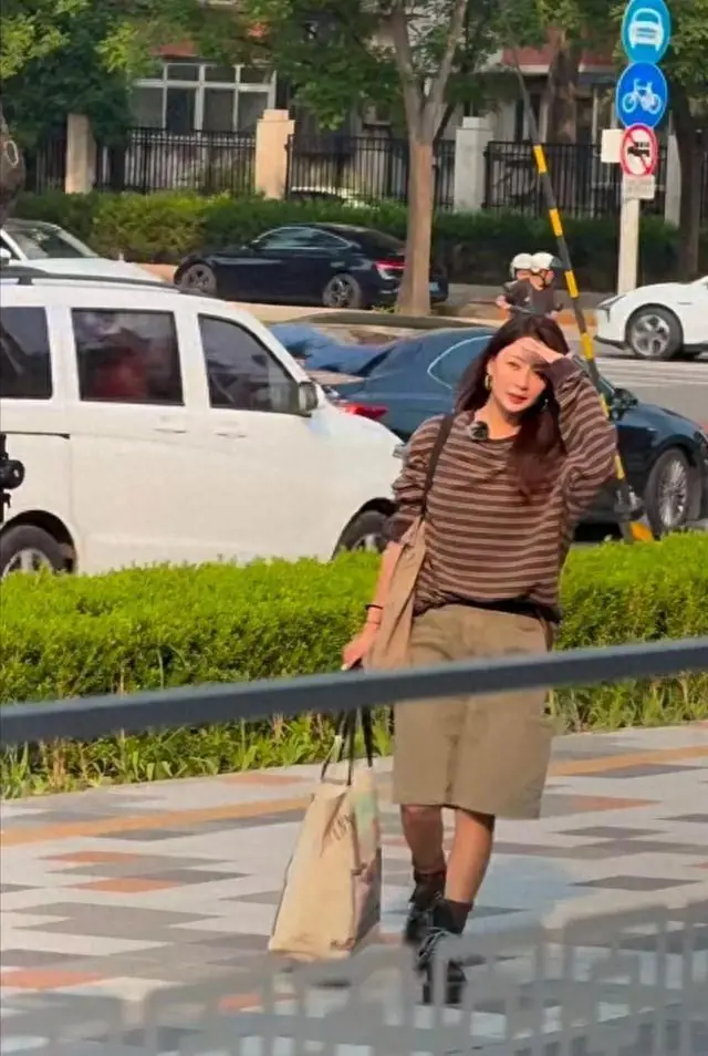 46岁殷桃现状：定居北京，老公入狱前已离婚，依旧单身没娃很潇洒
