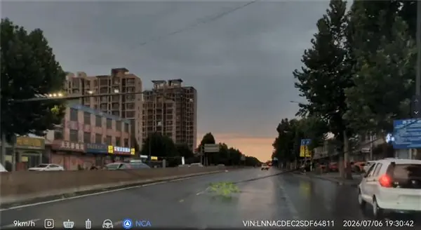 华为智驾封神时刻:自主丝滑避让低落半空的电线