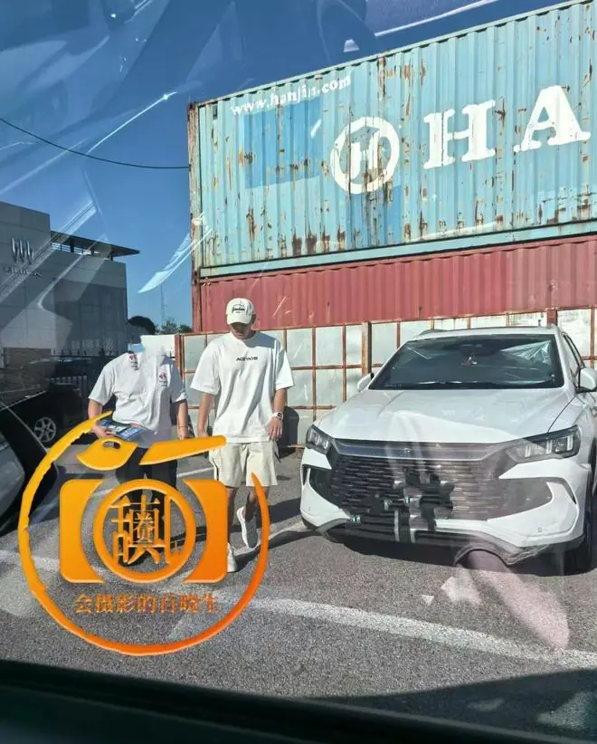 被警方通报后!黄子韬现身车管所!