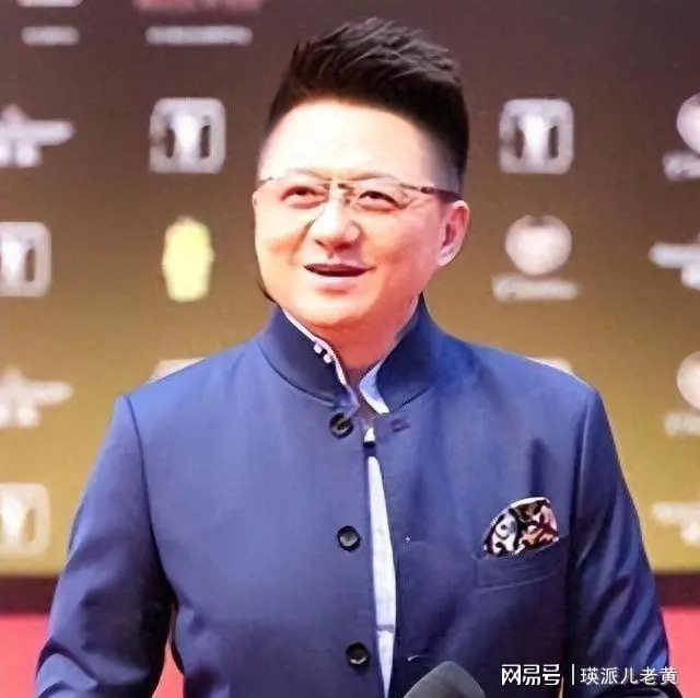 他是上海知名主持人，曾和王志文是好兄弟，现在活成“不老神话”