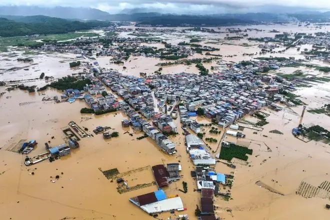 7月6日,广西南宁横州市六蓝水库坝体出现缺口,水库下游被淹区域场景(无人机照片)。新华社记者 曹祎铭 摄