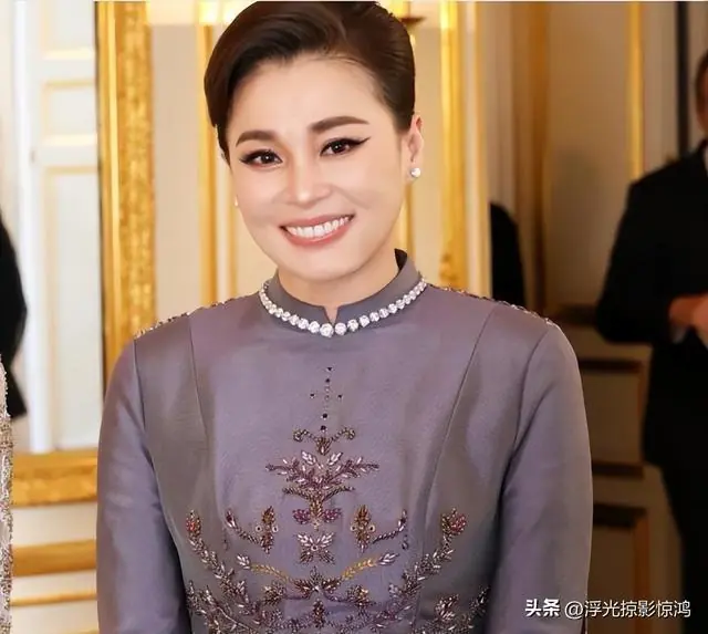 苏提达陪泰王亮相凯旋门,谢天谢地王后擦掉粗黑眼线妆,不再拉胯
