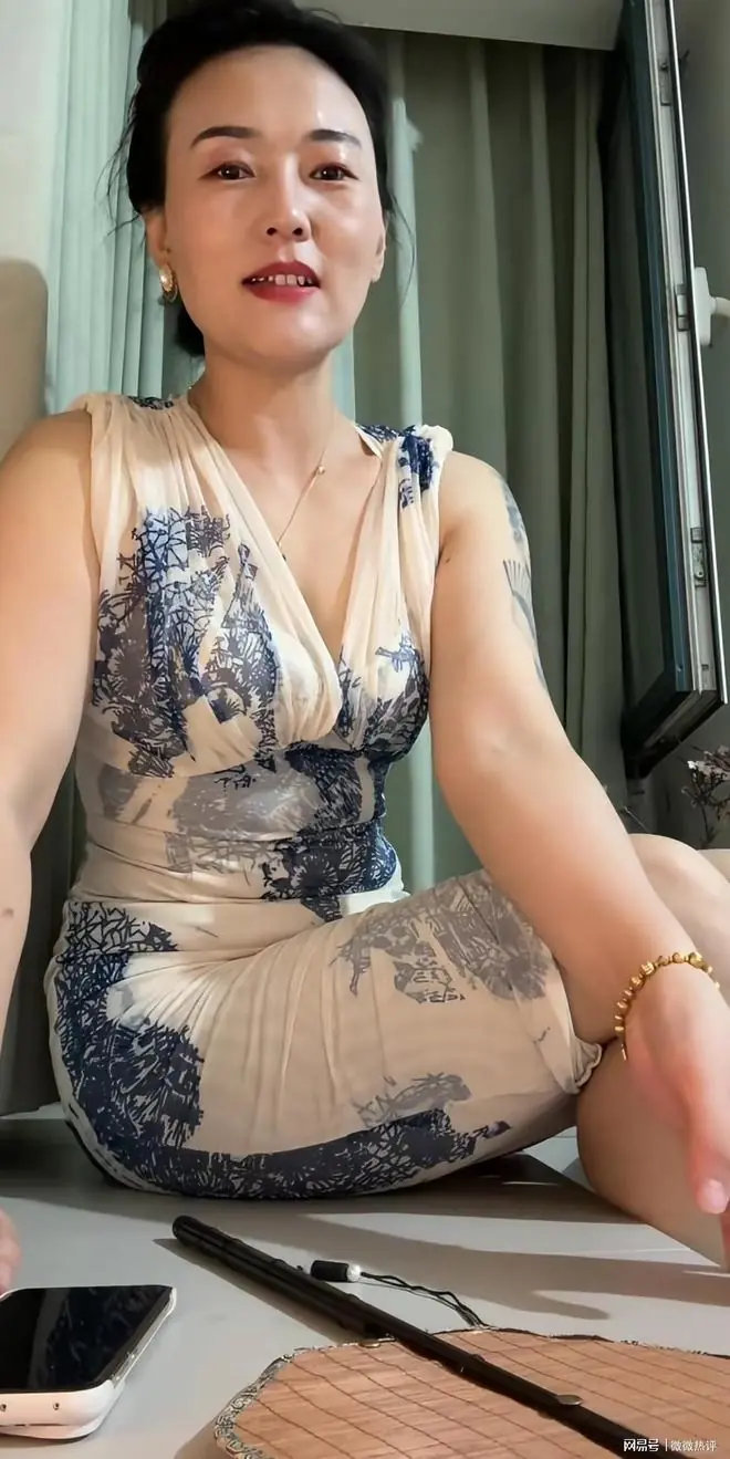 中年少妇现在都在擦边直播…