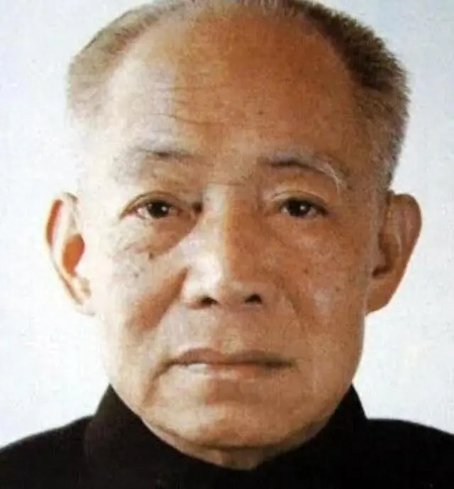 陈丕显的夫人有多漂亮?1953年在上海的留影,才貌双全英气十足