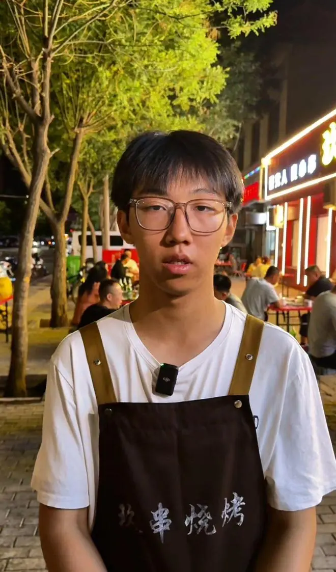 640分高考生每日烧烤店打工10多个小时自筹大学学费:我母亲身患残疾,靠父亲默默支撑,想给他们分担压力