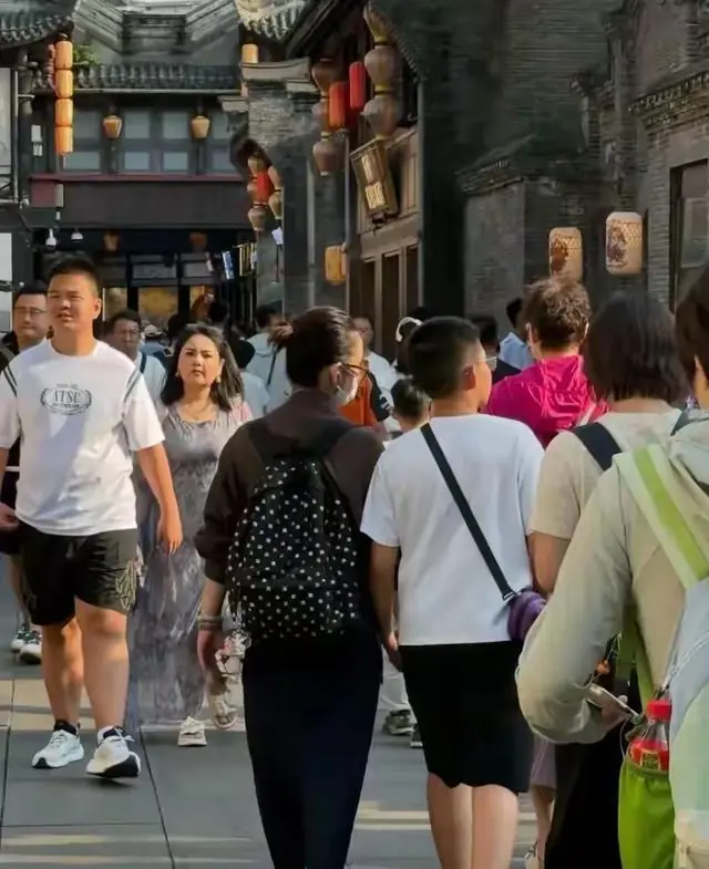 秦海璐暑假陪儿子逛街被偶遇,全程牵手热聊,儿子越长越像爸爸