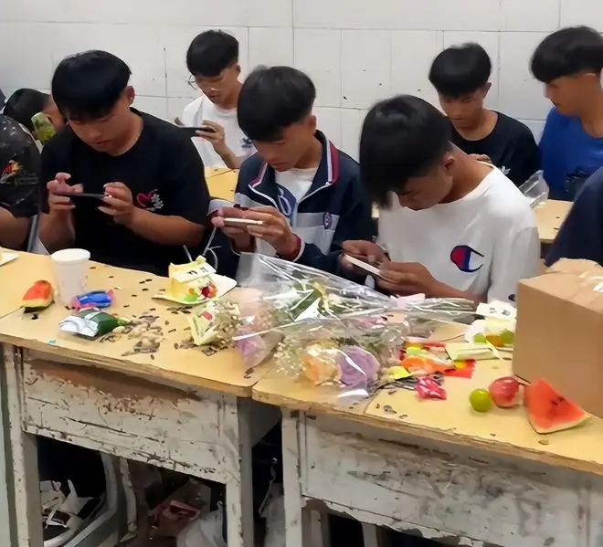 “看面相没一个能考上的！”中学生毕业晚会，细节爆出现实