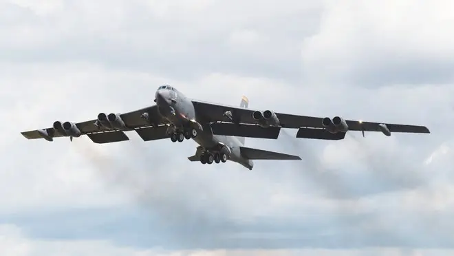 现场画面！美媒：美空军多架B-52轰炸机从英国费尔福德皇家空军基地撤离