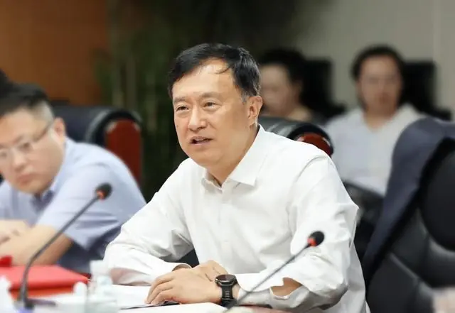 AI会大规模替代人工?邮储银行原行长刘建军:“AI焦虑”应厘清三大认知误区