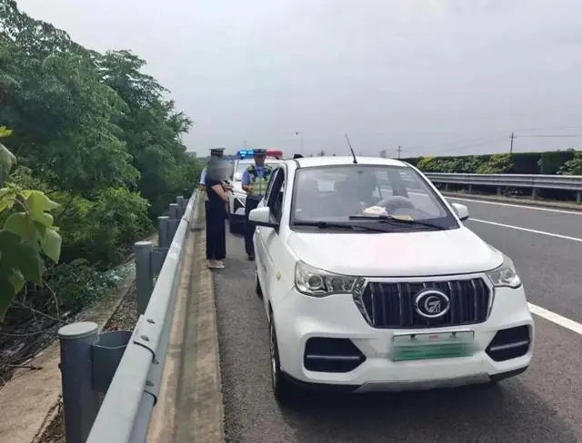 高速超车道，惊现低速“老头乐”