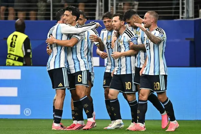 世界杯狂欢夜！3-2补时绝杀 阿根廷让二追三逆转 梅西传射创历史